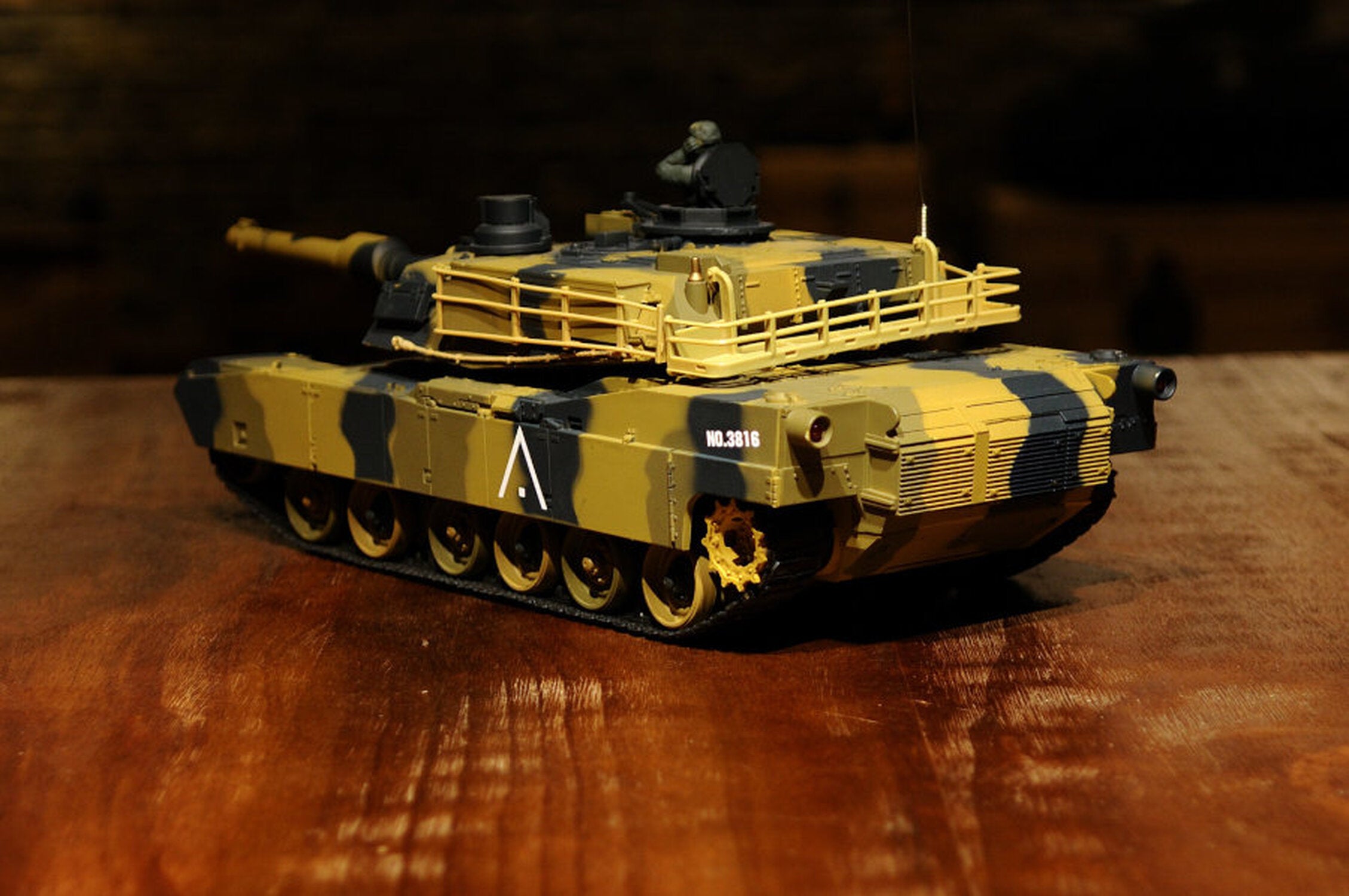 TPFLiving RC-Panzer U.S. M1A2 Abrams RC Panzer ferngesteuert - Panzer mit Schussfunktion, Kettenantrieb und Einzelradaufhängung - Sound beim Munitionsabschuss -Maßstab: 1:24