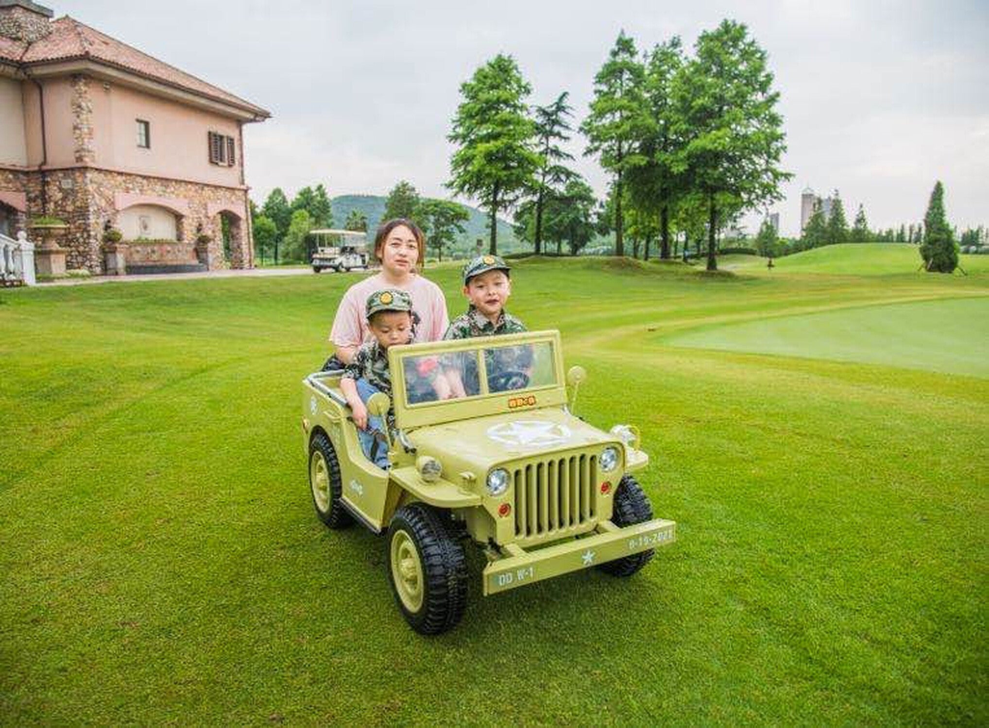 TPFLiving Elektro-Kinderauto Geländewagen Militär 3-Sitzer - Kinderauto - Elektroauto - Ledersitz und Sicherheitsgurt